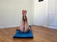 Amateur milf strekt haar benen in zelfgemaakte yoga video
