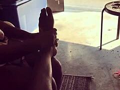 परिपक्व जोड़े के साथ पैरों की पूजा का पीओवी वीडियो।