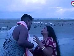 Milf india y su esposo disfrutan del sexo en grupo en la playa