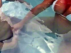 En moden kvinde blinker og modtager en hård behandling ved poolen