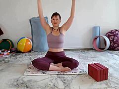 Aurora saule du yoga et des jeux de pieds pour les amateurs de cocu