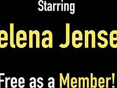 जेलेना जेन्सेंस आउटडोर सोलो प्ले में उसके बड़े प्राकृतिक स्तन और परिपक्व आकर्षण को हाइलाइट किया गया है।