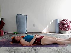 Aurora Willows lecția de yoga pentru fanii maturi cu adorarea fundului