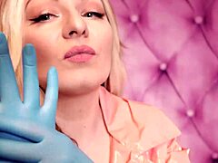 Aria Grander, une MILF séduisante, porte une tenue fétichiste, y compris un manteau rose en PVC et des gants bleus en nitrile, présentant ses courbes époustouflantes dans cette vidéo maison