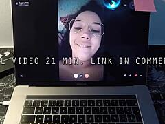 Europeisk moden kvinne får orgasme på webkamera med fan i del 2