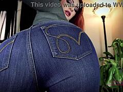 Rousse mature taquine avec un jean serré en POV