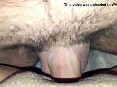 Femme mature se fait remplir la chatte de sperme