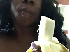 Sensuele MILF geeft zich over aan deepthroating van een banaan