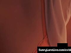 Сунни Лане, зрела мама, ужива у сензуалној соло сесији