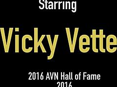 Η Vicky Vette, μια μεγαλόστηθη ξανθιά, επιδίδεται σε αναλ παιχνίδι με μεγάλα dildo και σαφή διάλογο