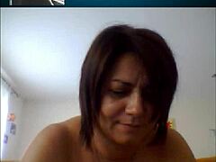 Mama italiană cu sânii mari devine obraznică pe Skype