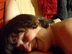 Ukrainalainen kypsä nainen antaa syvän kurkun ja ratsastaa kumppaninsa peniksellä ennen kuin harjoittaa seksiä takaapäin