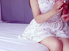 Vestido de flor de lil puro e meias brancas são preenchidas com porra