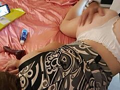 Зрела аматерка у сатенском доњем вешу ужива у аналном и аналном сексу у ХД видеу