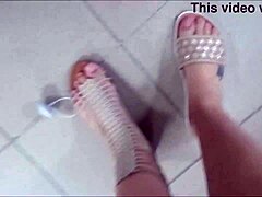 Reife Frau zeigt ihre sexy Füße und ihren europäischen Charme in einem Schuhgeschäft