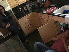 Dögös milf elcsábítja a vízvezeték-szerelőt a konyhában szexre