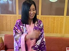 L'avventura sessuale all'aperto della moglie giapponese in uno yukata kawaii