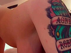 Włoska milf Kate Cash pokazuje swoje tatuażowe atuty