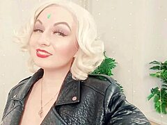 Amatör sarışın Arya Grander, BDSM boynuzlu rol yapma videosunda
