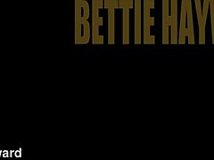 Bettie Haywards matang dan seksi prestasi membawa kepada klimaks yang memuaskan