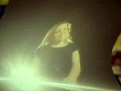 ब्लोंड बॉम्बशेल अपने खुद के एमिनेम से प्रेरित वीडियो पर नृत्य करती है।