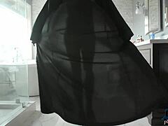 एना फॉक्सएक्स, लंबी काली MILF मॉडल, गर्म स्नान में कपड़े उतारती है और विलासी होती है।