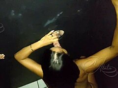 मैं शरारती ब्राजीलियाई गृहिणी को ग्लोरीहोल में लंड चूसने के लिए ले गया और उसे खुश करते हुए एक फेशियल प्राप्त किया।