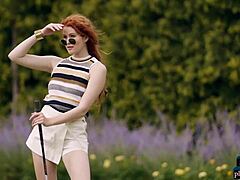 Хайди Романова, потрясающая рыжеволосая красотка, наслаждается игрой в гольф нагишом
