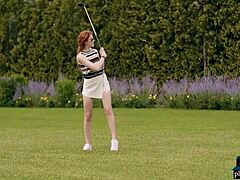 아름다운 빨간 머리 미인 하이디 로마노바가 누드 골프 게임을 즐깁니다