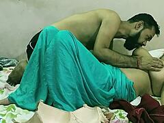 Marido amateur pillado engañando con una MILF india caliente en series web