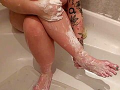 Femeia matură își curăță senzual degetele de la picioare