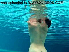 Sazan, osupljiva evropska MILF, posname erotične podvodne posnetke