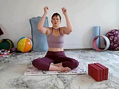 Аурора Вилловс води час јоге за зреле жене