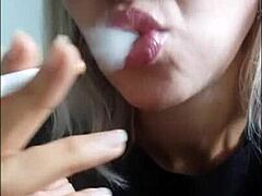 कामुक वीडियो में कामुक धूम्रपान करने वाली लड़की अपने निजी अंगों को दिखाती है।