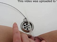 욕조에서 소변을 보는 성숙한 여성이 근접 샷과 ASMR 효과와 함께 소변을 보내는 영상 모음