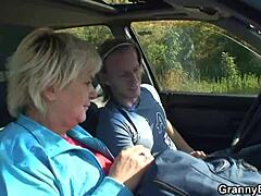 Starší žena si užívá sex v autě se svým nevlastním synem