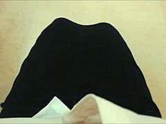 टैन पेंटीहोज और हाई हील सैंडल में सेक्सी कर्वी टांगें पीओवी जिसमें डिक स्ट्रोकिंग आवाजें और मिल्फ मोइनिंग होती है।