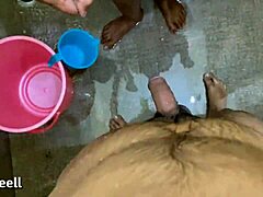 भारतीय गृहिणी एक कामुक स्नान लेता है