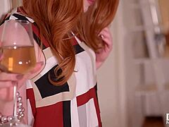 Duygusal bir kızıl saçlı olan Ella Hughes, açık bir videoda kristal bir dildo ile kendini tatmin ediyor