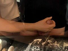Donna matura prepara il pene con la farina per una cena intima