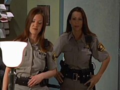 Nikki Fritz ja Kira Reed tähdittävät kuumaa kohtausta, jossa esiintyy kuumia poliiseja ja orgia