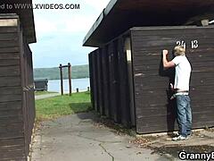 Un bărbat face sex cu o femeie blondă într-o toaletă publică