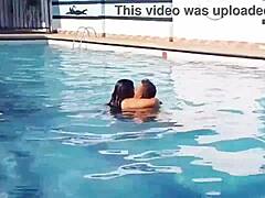 La voluttuosa casalinga mi permette di fare sesso con lei nella piscina della comunità