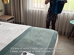 Et hotellrom delt av en stemor og hennes tenåringsstesønn