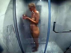 Domáce video chudého milfa s prirodzenými prsiami, ako sa sprchuje