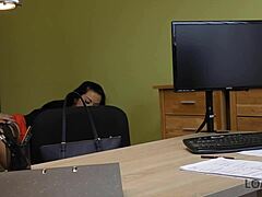 Para karşılığında ofis seksi: Ajan Inga Devil röportaj sırasında sarışını baştan çıkarıyor