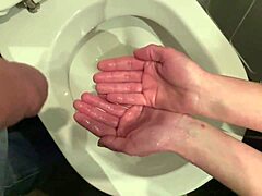 Et par med en fetish udforsker deres kinky side ved at tisse på mig og andre badeværelsesstillinger