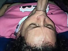 Une milf colombienne aime lécher l'anus et sucer la bite de l'ami de son fils