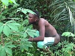 一对非洲素人夫妇在灌木里做爱