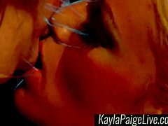 Kayla Paige und Cristamoore in Unterwäsche vergnügen sich mit kinky lesbischer Femdom-Action